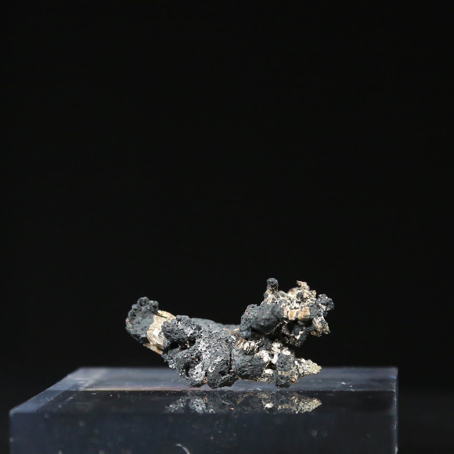 Wire Silver on Acanthite